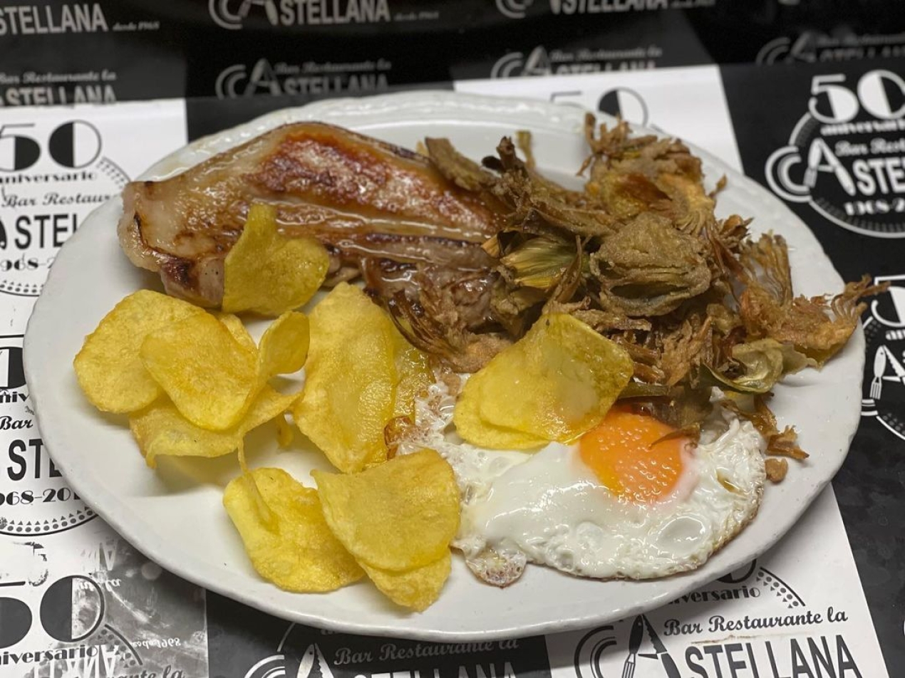 Desayunos de cuchillo y tenedor Panceta iberica con alcachofas prat -huevo frito y patatas lacastellana #tapas#elprat