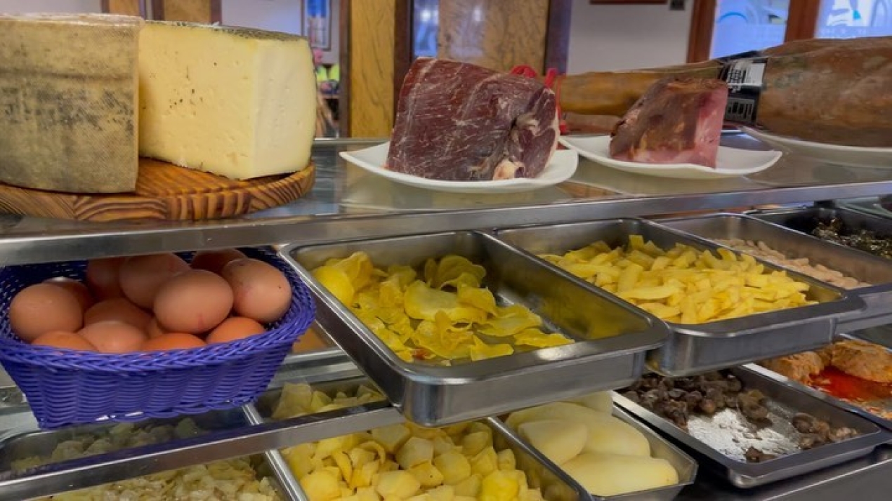 Todo preparado para un buen desayuno lacastellana#tapas#elprat De 8 a 16 horas de lunes a sábado