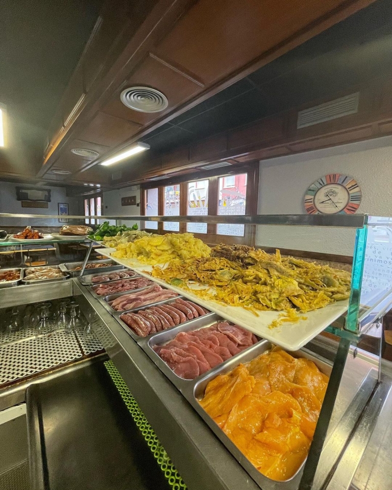 Feliz día de Sant Jordi Que mejor manera que empezar con un buen almuerzo lacastellana #tapas#elprat
