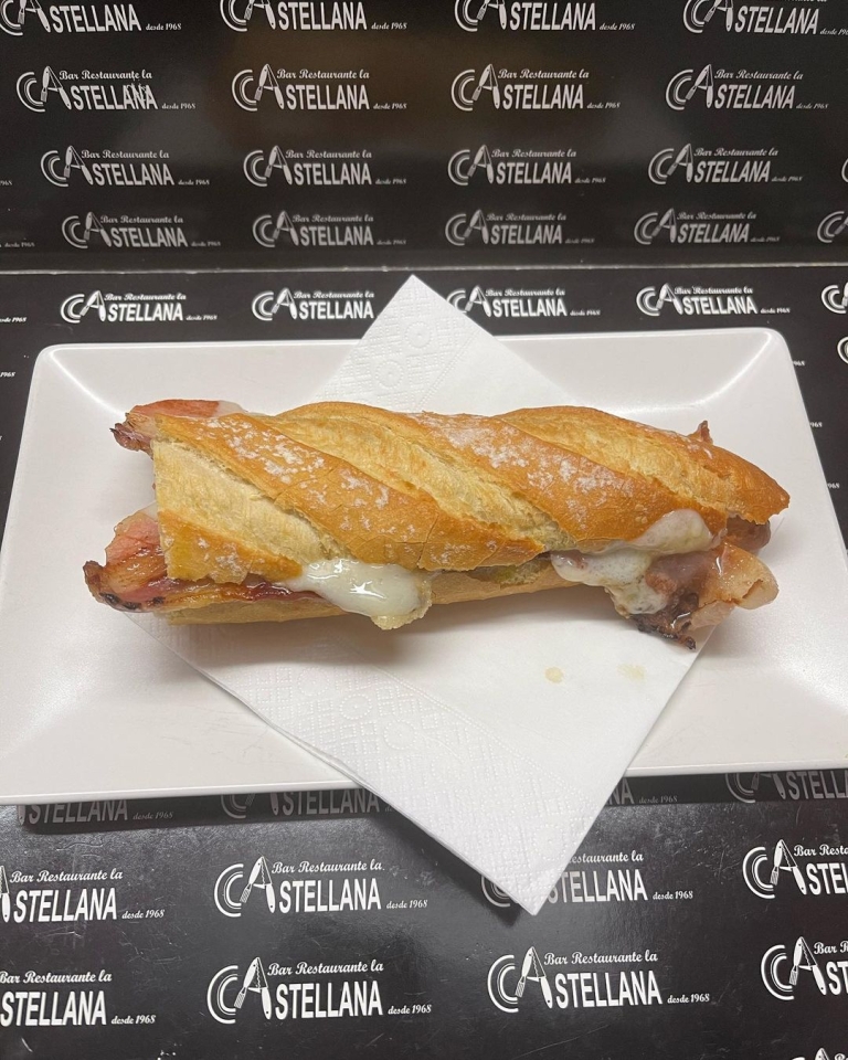 Bocadillo del día Beicon natural conqueso manchego lacastellana #tapas#elprat De lunes a sábado de 8 a 16 horas