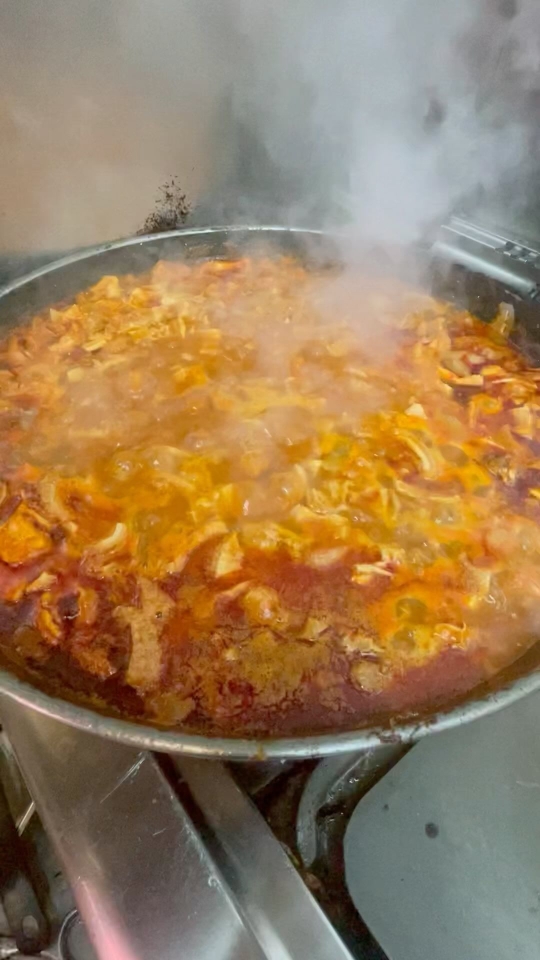Preparando nuestros exquisitos callos. lacastellana #tapas #elprat