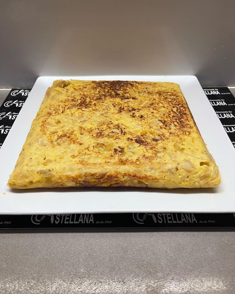 Desayunos de cuchillo y tenedor Tortilla de patatas y cebolla lacastellana #tapas#elprat De lunes a sábado de 8 a 16 h.