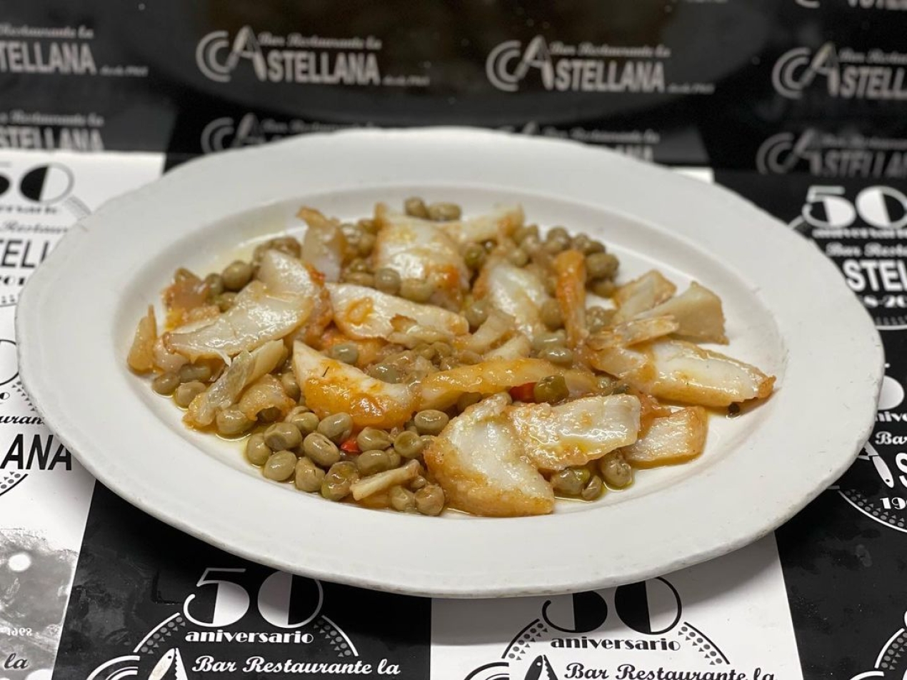 Desayunos de cuchillo y tenedor Bacalao con habitas baby lacastellana #tapas #elprat De lunes a sábado de 8 a 16 h.