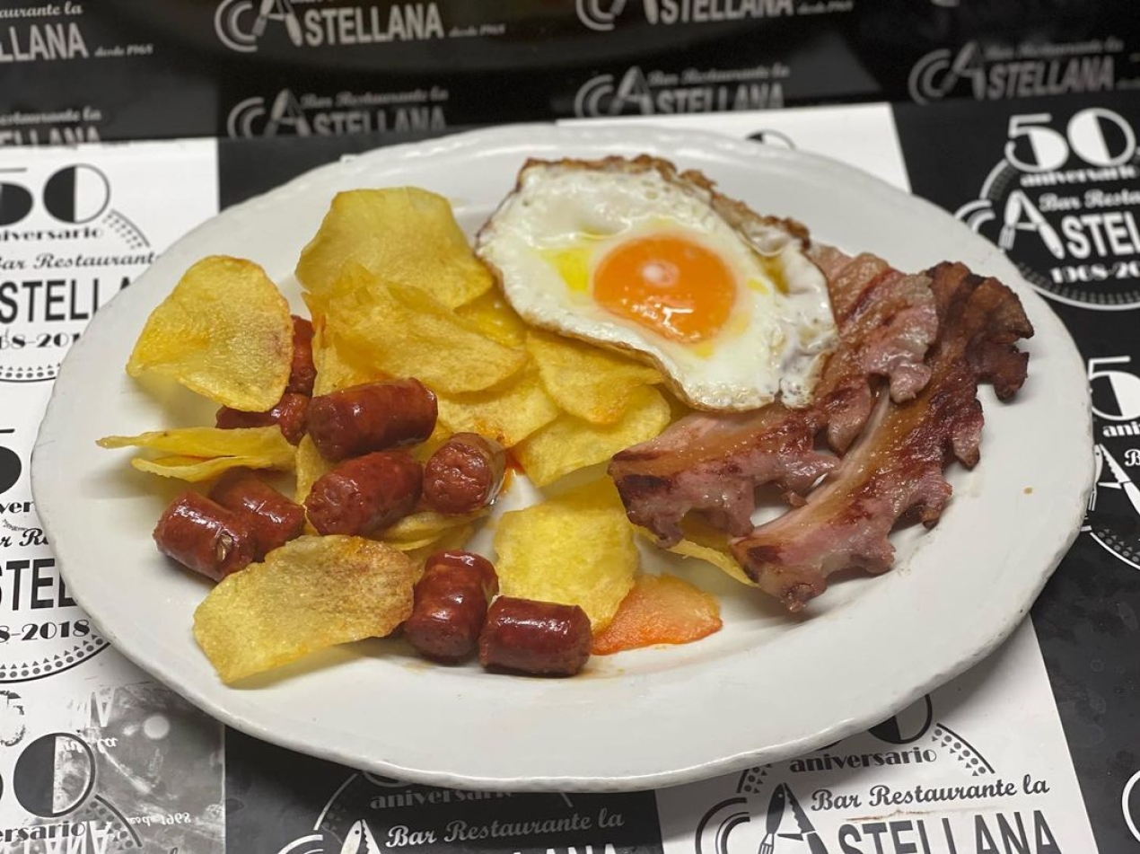 Desayunos de cuchillo y tenedor lacastellana #tapas #elprat De lunes a sábado de 8 a16h.