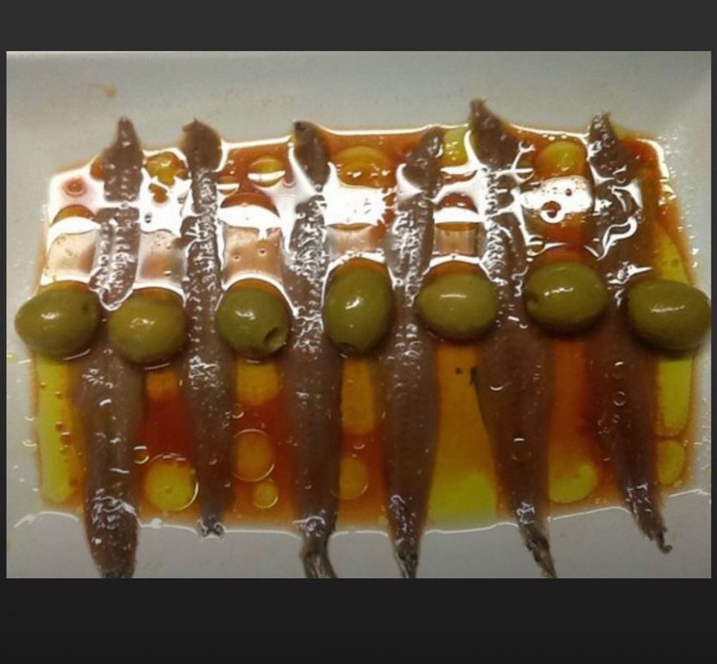 Anchoas del Cantábrico Una de las tapas preferidas de nuestro clientes. lacastellana #tapas#elprat# De lunes a sábado de 8 a 16 h.
