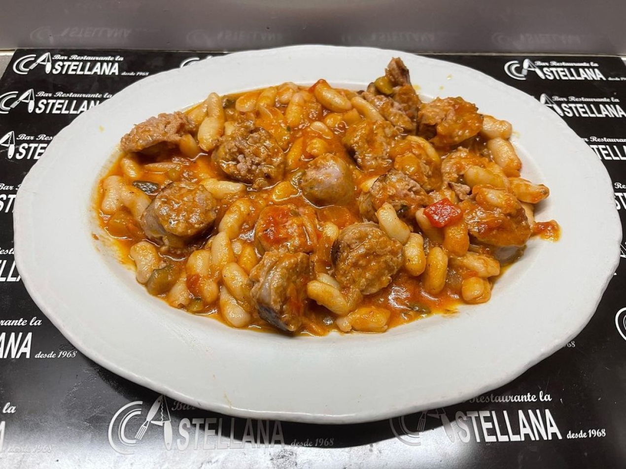 Desayunos de cuchillo y tenedor Butifarra con judías y samfaina lacastellana #tapas #elprat De lunes a sábado de 8 a 16 h.