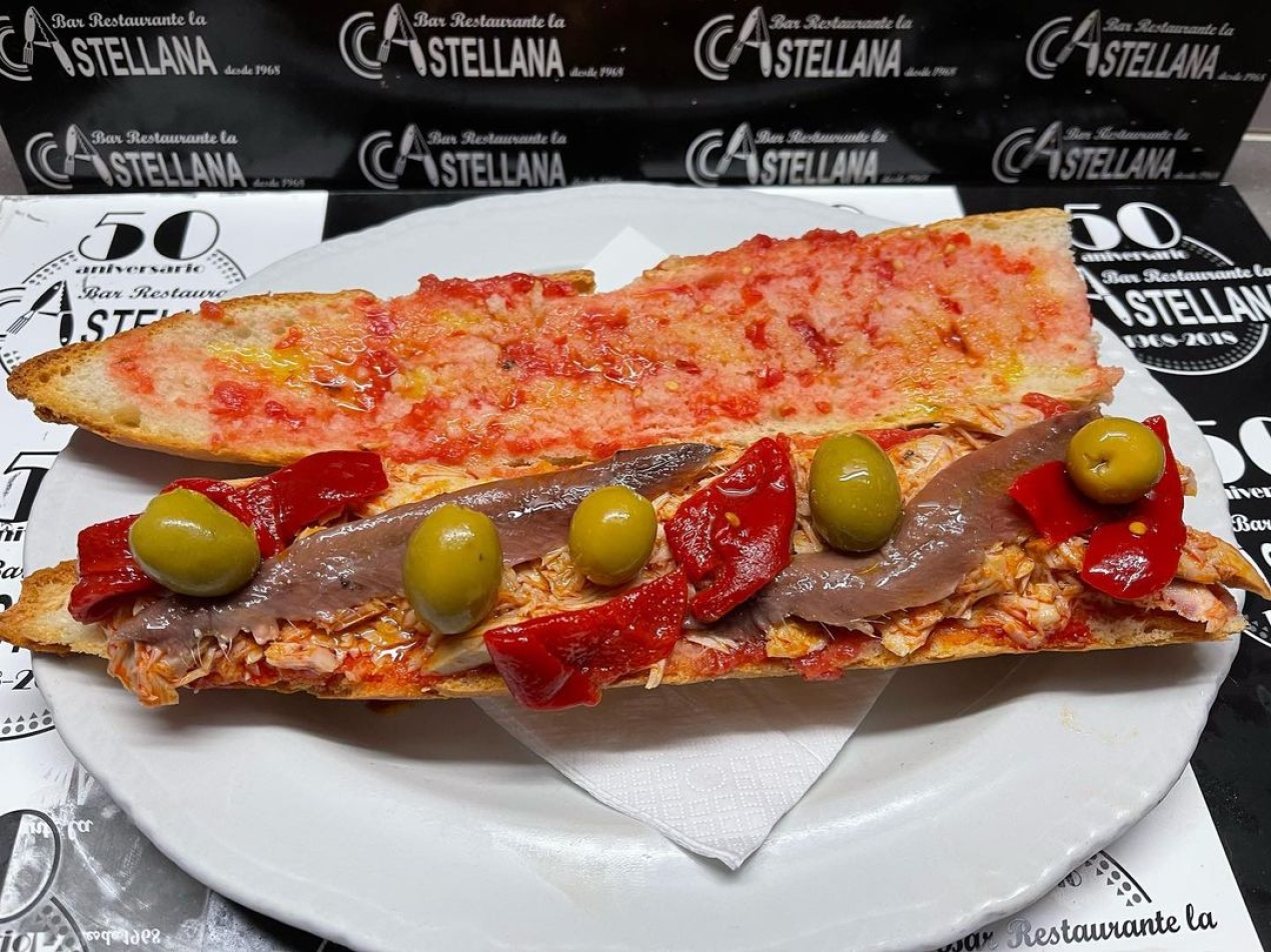 Bocadillo del día Bonito con anchoas del Cantábrico lacastellana #tapas#bocadillos#elprat Del lunes a sábado de 8 a 16 h.