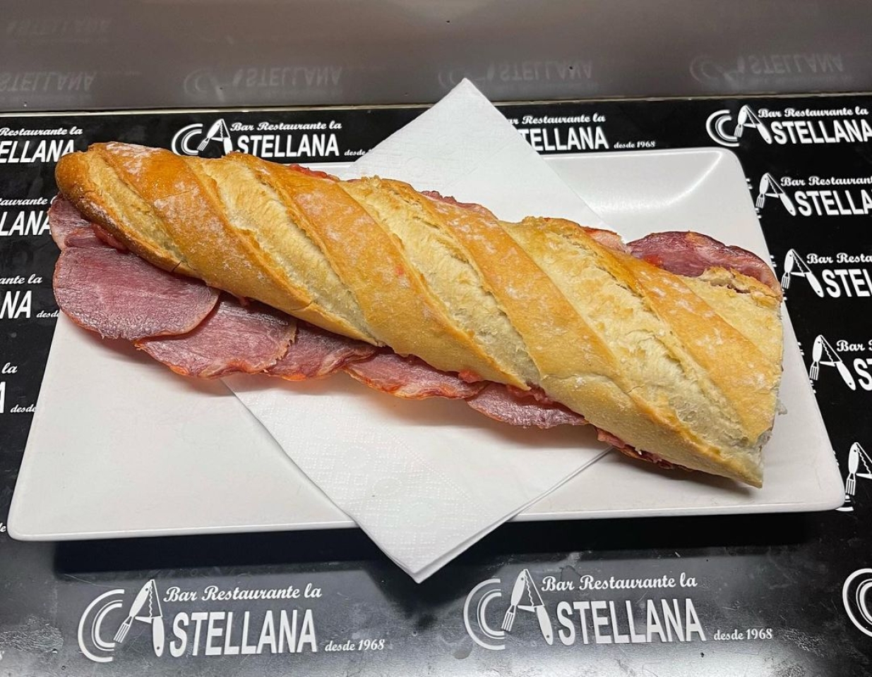 El primero de la mañana Lomo ibérico lacastellana #tapas#bocadillos#elprat