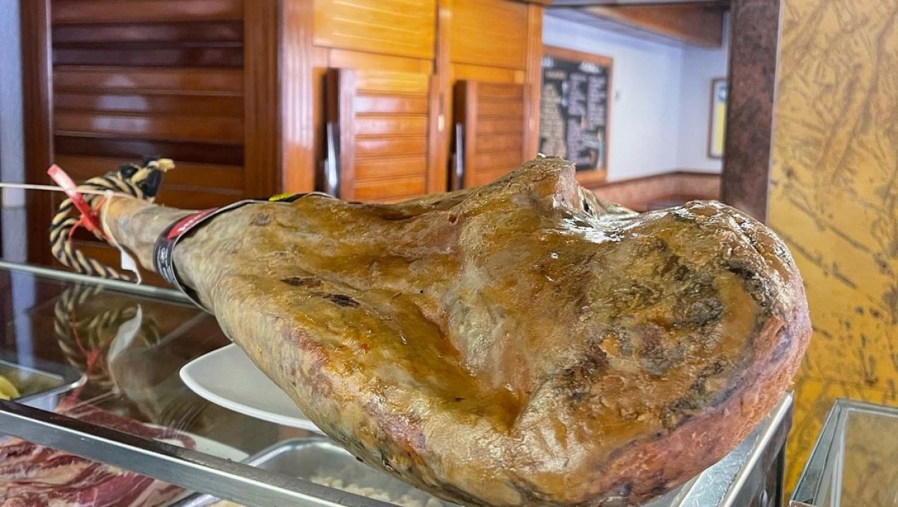 Vamos a ver que sorpresa nos espera. Seguro que buena lacastellana #tapas#elpra#jamoniberico#