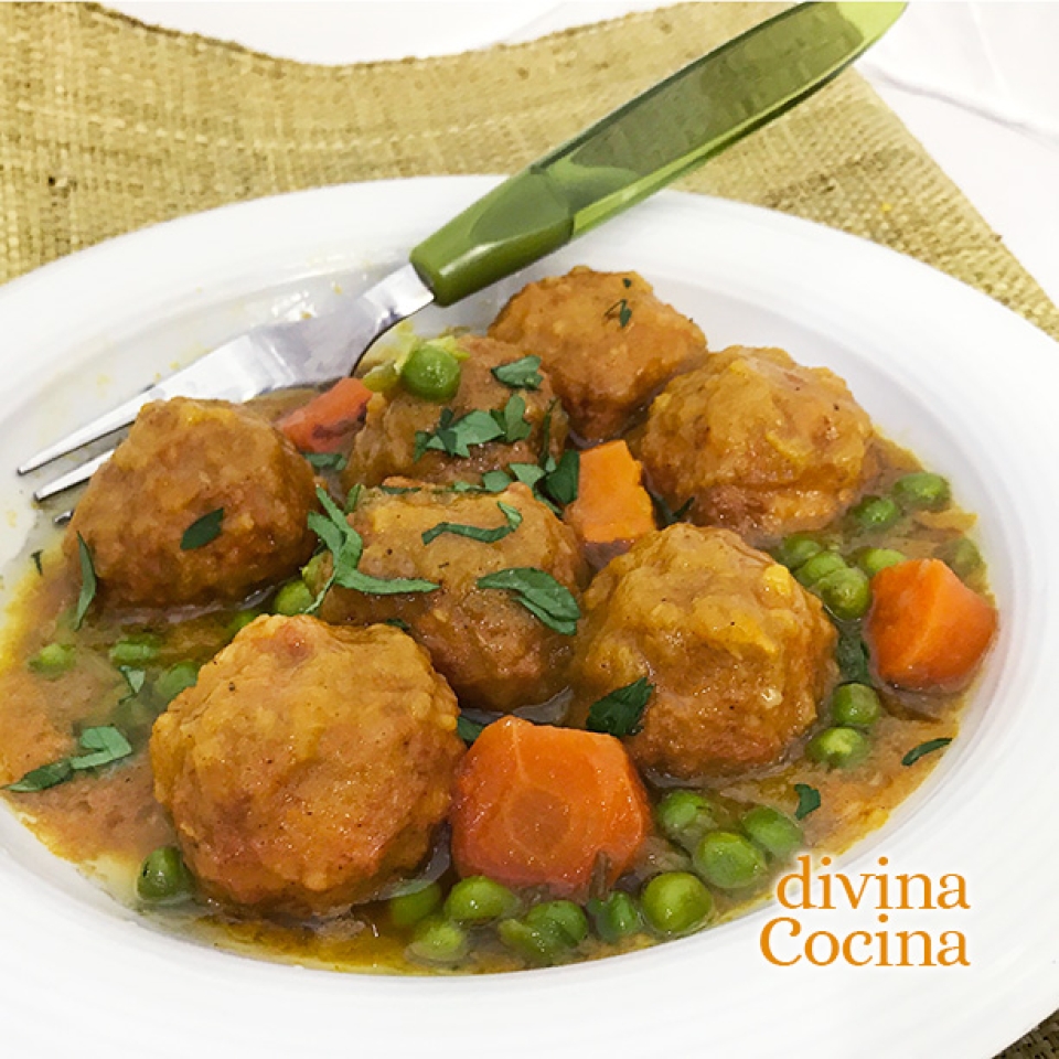 Esta receta de albóndigas a la jardinera es un clásico de la mejor cocina casera tradicional. Carne y verduras en un gran plato muy completo.